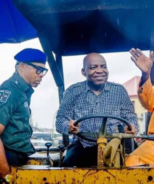 Otti Defies Rain, Supervises Clearing Of Refuse In Aba