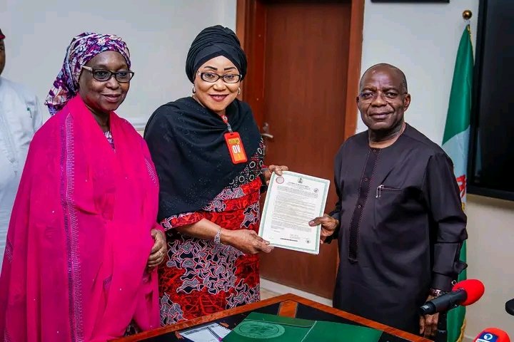 Gov Otti Hands Over Approved Land Certificate Of Occupancy To FGN For The Establishment Of Federal Government College Of Education In ABIA, Sets Up Committee To Ensure Institution Takes Off By September 2024 3 1721202100012