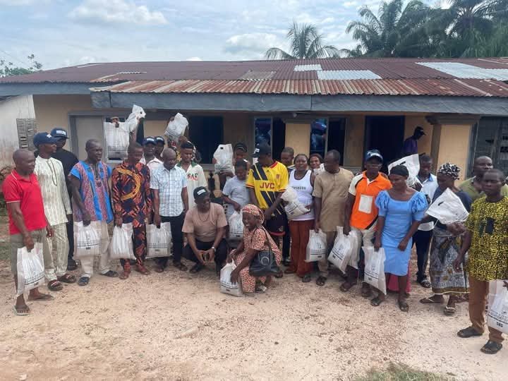 Nkporo Farmers Receive Fertilizers From Ikenna Nicolas Ukwa 10 IMG 20250519 WA0000