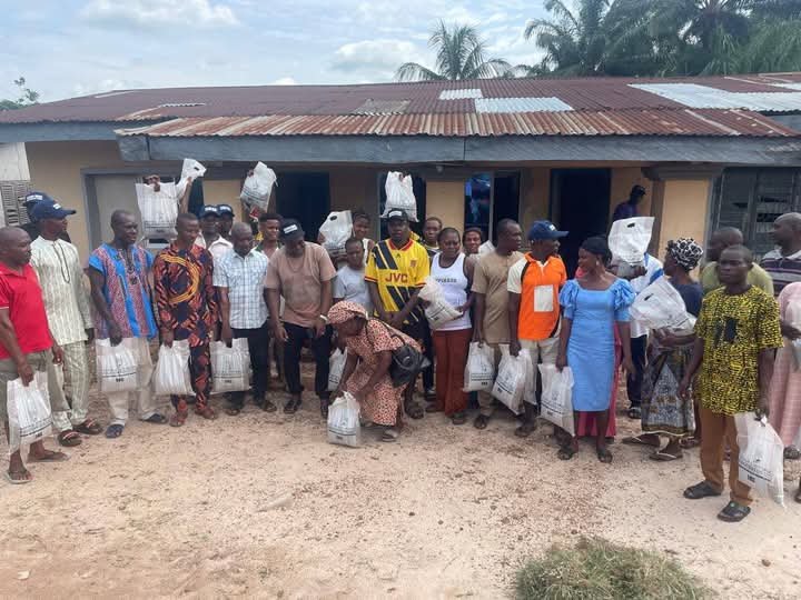 Nkporo Farmers Receive Fertilizers From Ikenna Nicolas Ukwa 7 IMG 20250519 WA0001