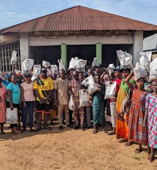 Nkporo Farmers Receive Fertilizers From Ikenna Nicolas Ukwa