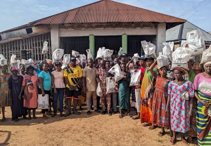 Nkporo Farmers Receive Fertilizers From Ikenna Nicolas Ukwa