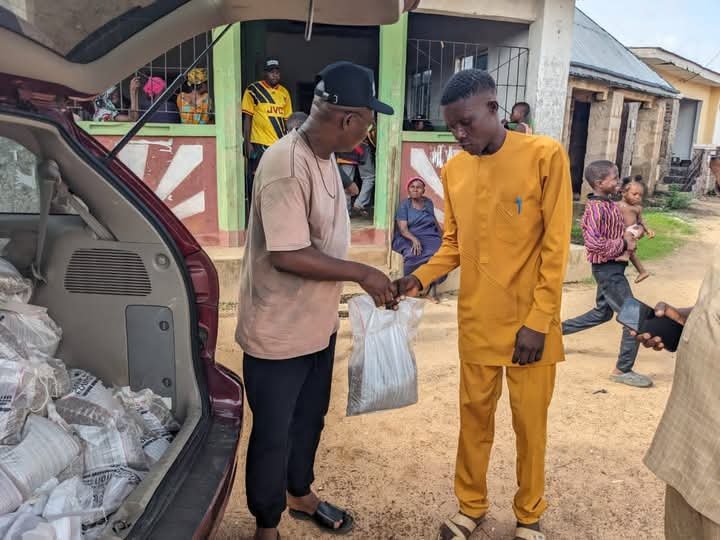 Nkporo Farmers Receive Fertilizers From Ikenna Nicolas Ukwa 3 IMG 20250519 WA0008