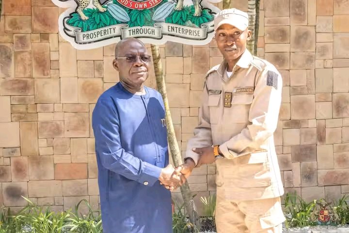 Governor Otti Commends Abia-Born Immigration Officer Who Rejected 10 Million Naira Bribe, Thanks Organizers Of Oha Isiala Ngwa Grand Civic Reception In His Honour