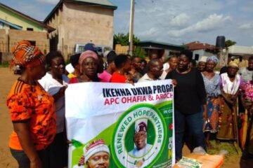 Ikenna Distributes More Fertilizers To Women In Ohafia Communities