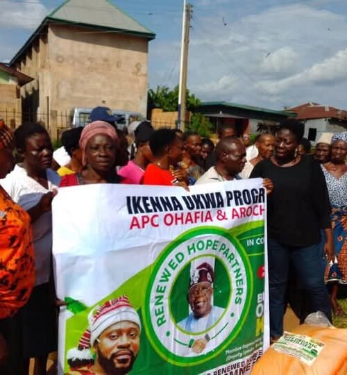 Ikenna Distributes More Fertilizers To Women In Ohafia Communities