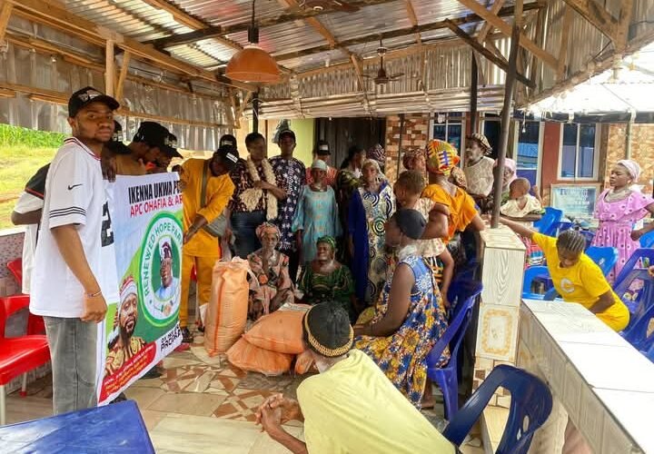 Amuru Abam And Ihechiowa Women Receive Bags Of Fertilizer From Ikenna & Jenn Ukwa Foundation