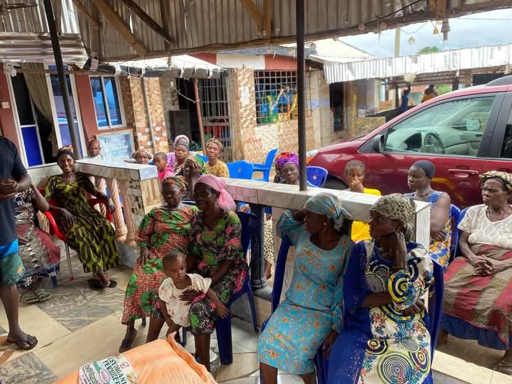 Amuru Abam And Ihechiowa Women Receive Bags Of Fertilizer From Ikenna & Jenn Ukwa Foundation 7 IMG 20250615 WA0099