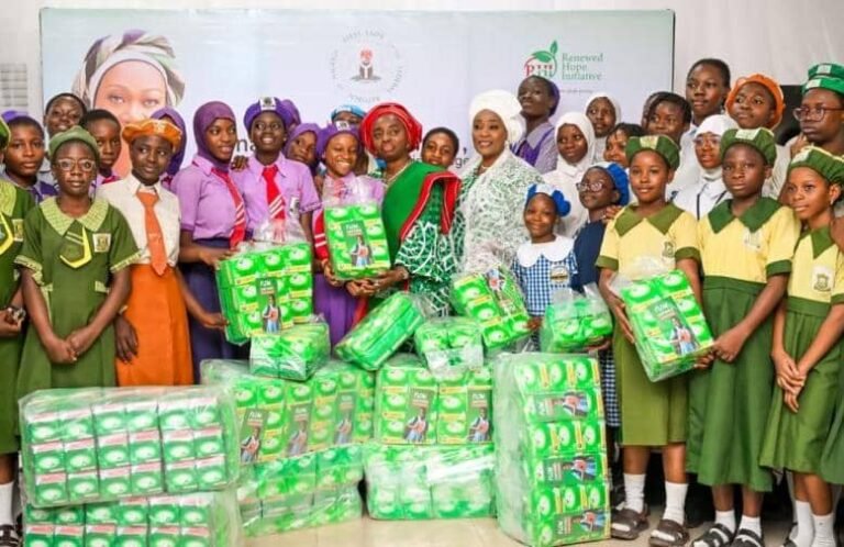 Massive Ovation For Oluremi Tinubu As She Launches N2.55 Billion Sanitary Pads For 370,000 Schoolgirls