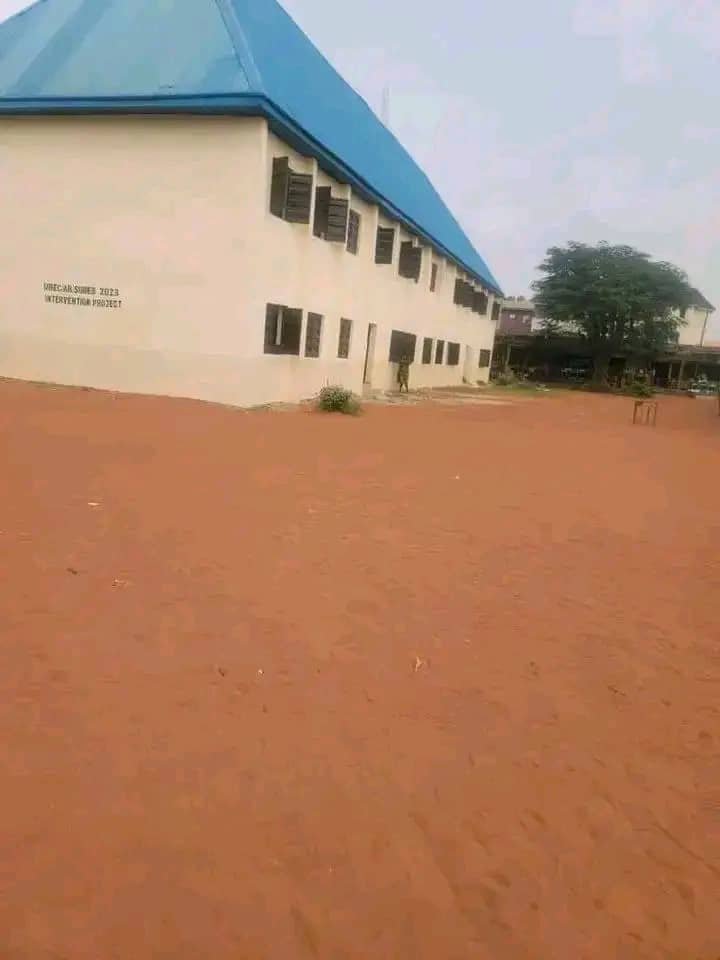 1000233558