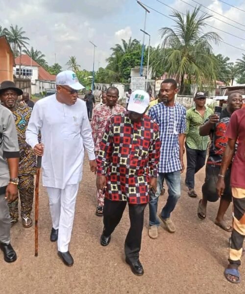 Ezeuke, Umuosu Afugiri Shows Solidarity For Obi Aguocha With A N2 Million Donation To Community Hall Project