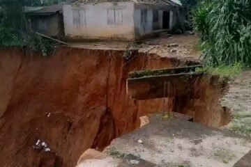 Erosion Alert: Amaekpu Ohafia- Gully Threatens Homes Behind  Community School