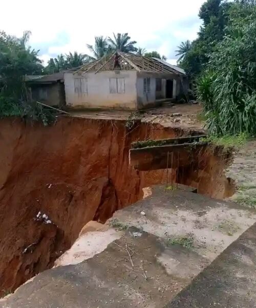 Erosion Alert: Amaekpu Ohafia- Gully Threatens Homes Behind  Community School